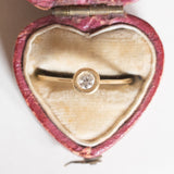 Vintage Solitär aus 18 Karat Gelbgold im Brillantschliff (ca. 0.15 ct), 70er Jahre