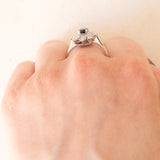 Anello vintage a margherita in oro bianco 18K con zaffiro (0.50ct ca.) e diamanti (0.30ctw ca.), anni ‘60
