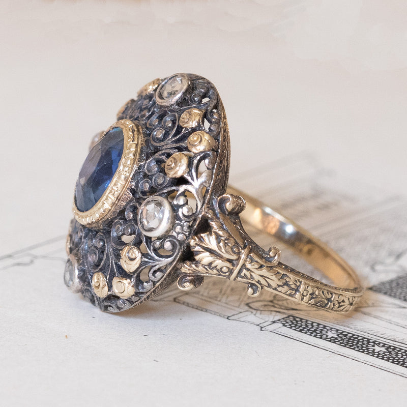 Anello antico in oro 18K e argento con zaffiro e diamanti, anni ‘20