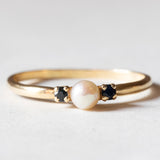 Trilogy ring in 18K gold with pearl and sapphires, 60s