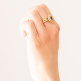 Anello vintage a margherita in oro giallo 18K con zaffiro (0.47ct ca.) e diamanti (0.84ctw ca.), anni ‘60