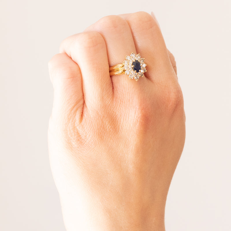 Anello vintage a margherita in oro giallo 18K con zaffiro (0.47ct ca.) e diamanti (0.84ctw ca.), anni ‘60