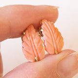 Vintage-Ohrringe aus 18 Karat Gelbgold mit rosa Korallenblättern, 50er Jahre