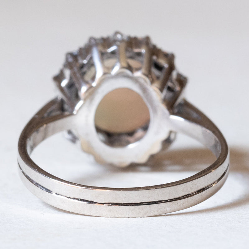 🌈 Anello vintage a margherita in oro bianco 18K con opale (3ct ca.) e diamanti di taglio brillante (0.42ctw ca.), anni ‘70