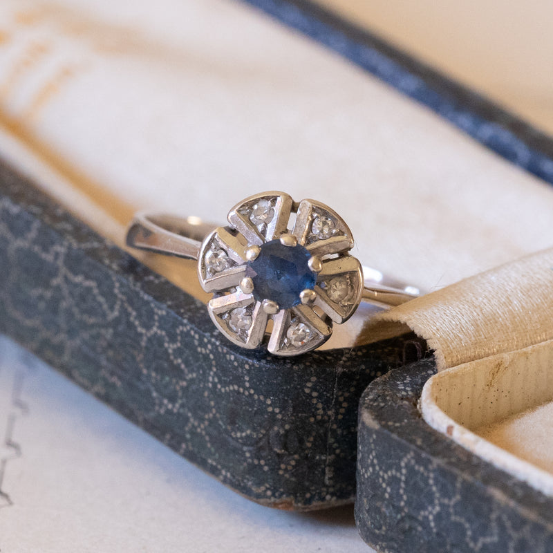 Anello vintage a margherita in oro bianco 14K con zaffiro e diamanti, anni ‘60