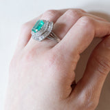 Vintage „Ballerina“-Ring aus 18 Karat Weißgold mit kolumbianischem Smaragd (ca. 3.60 ct) und Diamanten (ca. 2.24 ctw)