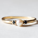 Trilogy ring in 18K gold with pearl and sapphires, 60s