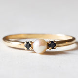 Trilogy ring in 18K gold with pearl and sapphires, 60s