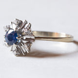 Vintage Gänseblümchenring aus 18 Karat Weißgold mit Saphir (ca. 0.60 ct) und Diamanten (ca. 0.06 ctw), 60er/70er Jahre