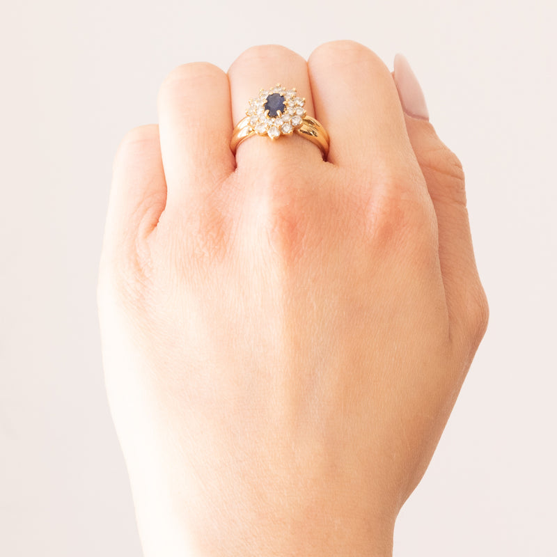 Anello vintage a margherita in oro giallo 18K con zaffiro (0.47ct ca.) e diamanti (0.84ctw ca.), anni ‘60