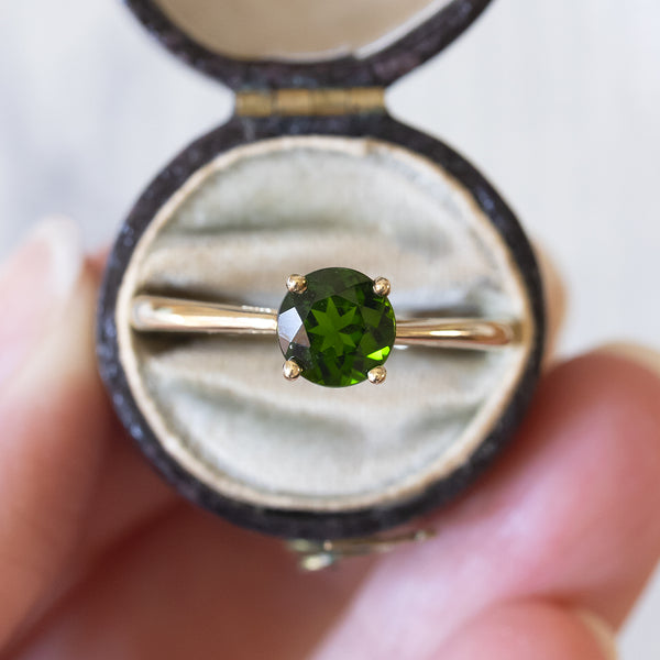 8K gold solitaire with green chromodiopside, 1960s