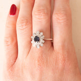 Anello vintage a margherita in oro bianco 18K con zaffiro (0.50ct ca.) e diamanti (0.30ctw ca.), anni ‘60