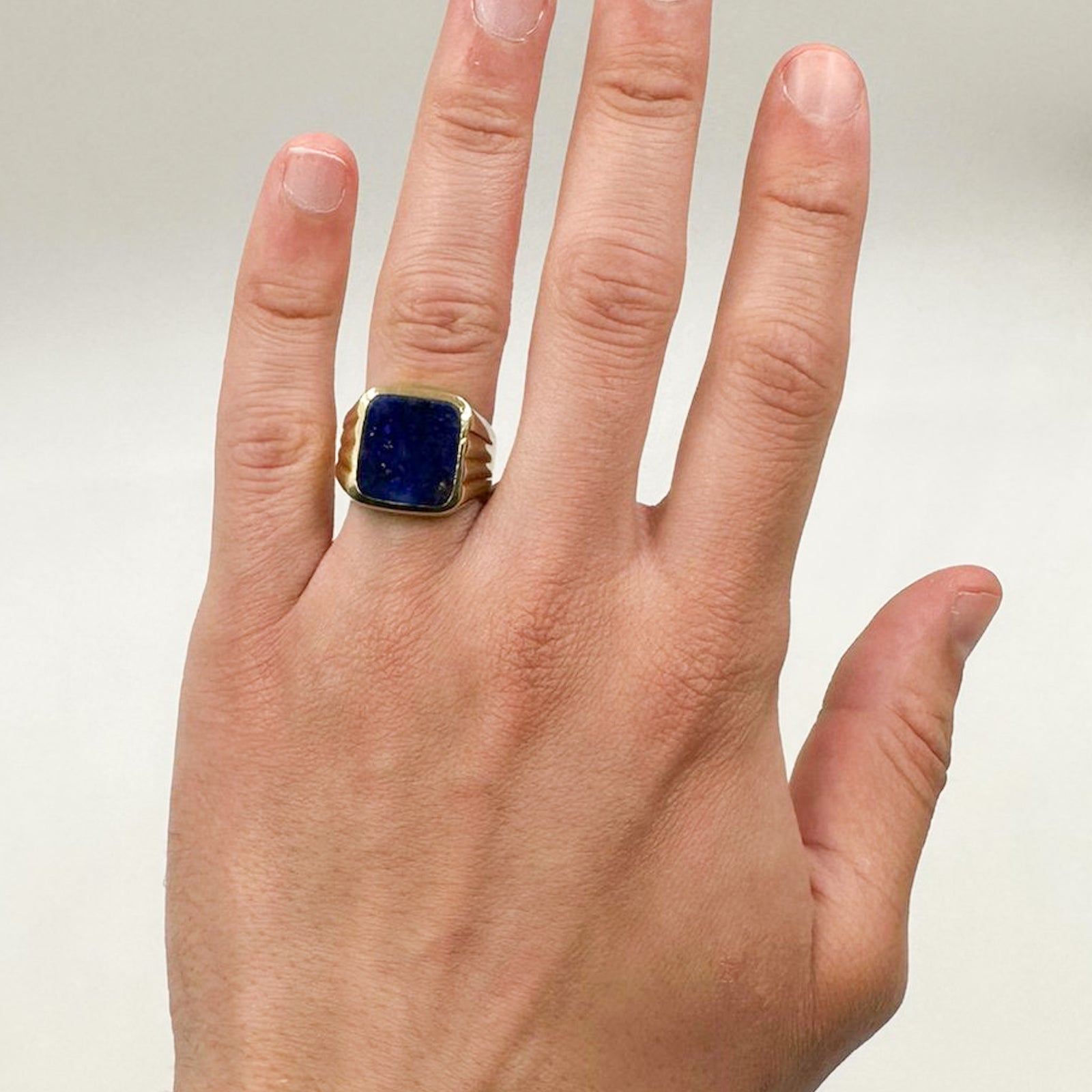 Anello vintage da sigillo in oro giallo 14K con lapislazzuli, anni