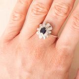 Anello vintage a margherita in oro bianco 18K con zaffiro (0.50ct ca.) e diamanti (0.30ctw ca.), anni ‘60