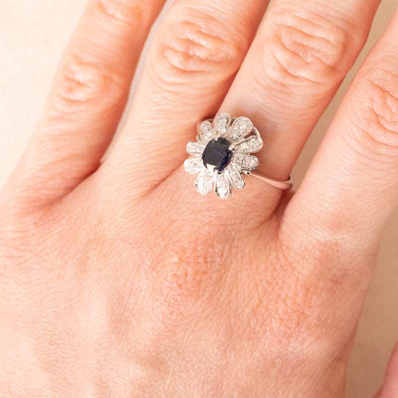 Anello vintage a margherita in oro bianco 18K con zaffiro (0.50ct ca.) e diamanti (0.30ctw ca.), anni ‘60