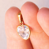 Lot comprenant un pendentif en or 18 carats avec zircon et un pendentif en forme de carte de deux coeurs en or 18 carats
