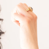 Anello vintage a margherita in oro giallo 18K con zaffiro (0.47ct ca.) e diamanti (0.84ctw ca.), anni ‘60