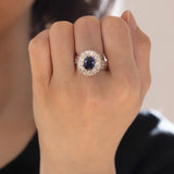 Anello vintage in oro bianco 14K con zaffiro (1.76ct ca.) e diamanti (2ctw ca.), anni ‘70/‘80