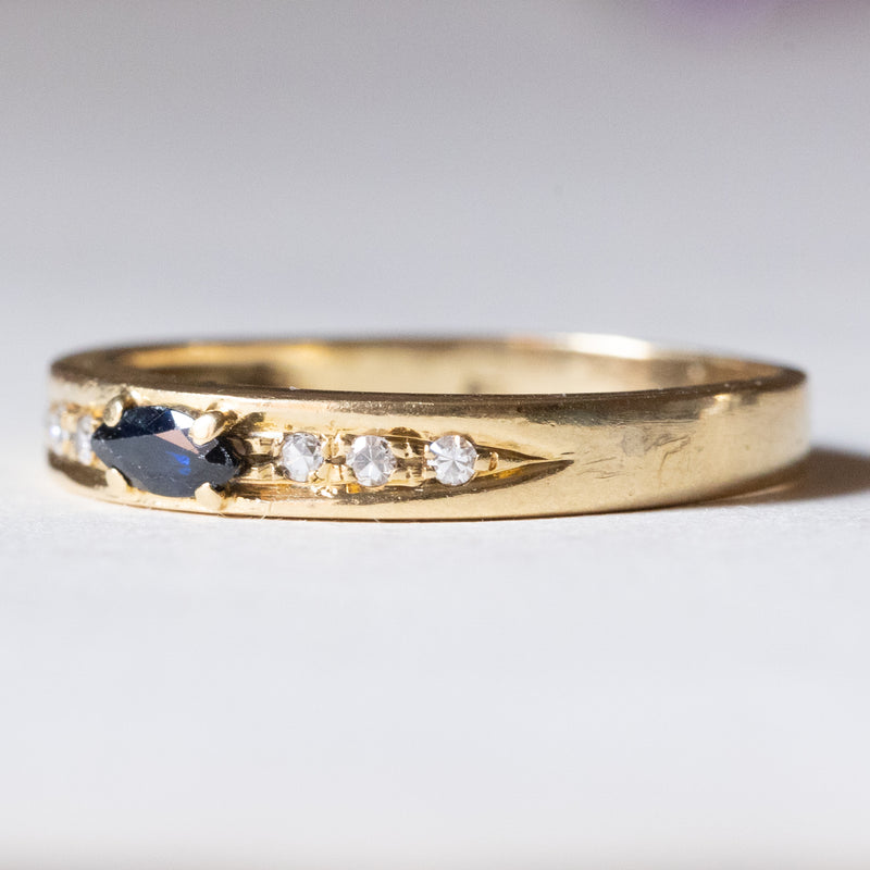 Anello a fascia in oro 18K con zaffiro e diamanti, anni ‘70