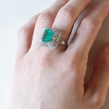 Vintage „Ballerina“-Ring aus 18 Karat Weißgold mit kolumbianischem Smaragd (ca. 3.60 ct) und Diamanten (ca. 2.24 ctw)