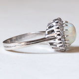 đ Vintage-GĂ€nseblĂŒmchenring aus 18 Karat WeiĂgold mit Opal (ca. 3 Karat) und Diamanten im Brillantschliff (ca. 0.42 Karat), 70er Jahre