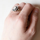 Vintage-Ring im antiken Stil aus 18 Karat Gold und Silber mit einem zentralen Diamanten im Rosenschliff (ca. 2.20 ct) und Diamanten im Rosettenschliff