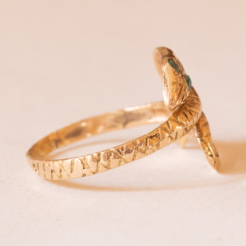 Anello antico a forma di serpente in oro giallo 18K con smeraldi, anni '10