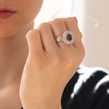 Anello vintage in oro bianco 14K con zaffiro (1.76ct ca.) e diamanti (2ctw ca.), anni ‘70/‘80