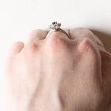 Винтажное кольцо с ромашками из белого золота 18 карат с сапфиром (около 0.25 карата) и бриллиантами (около 0.24 карата), 60-е/70-е годы