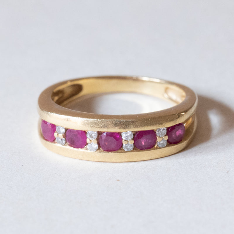 Anello vintage in oro 18K con rubini e diamanti (0.08ctw ca.), anni ‘70