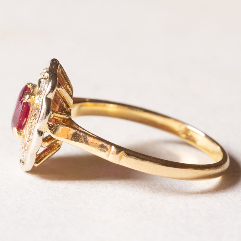 Anello vintage a margherita in oro 18K con rubino (0.30ct ca.) e diamanti (0.30ctw ca.), anni ‘60