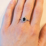 Vintage 18 Karat Weißgold Saphir (ca. 0.50 ct) und Diamanten (ca. 0.05 ctw) Gänseblümchenring, 60er Jahre