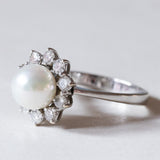 Anello vintage a margherita in oro bianco 14K con perla e diamanti (1ctw ca.), anni ‘50/‘60