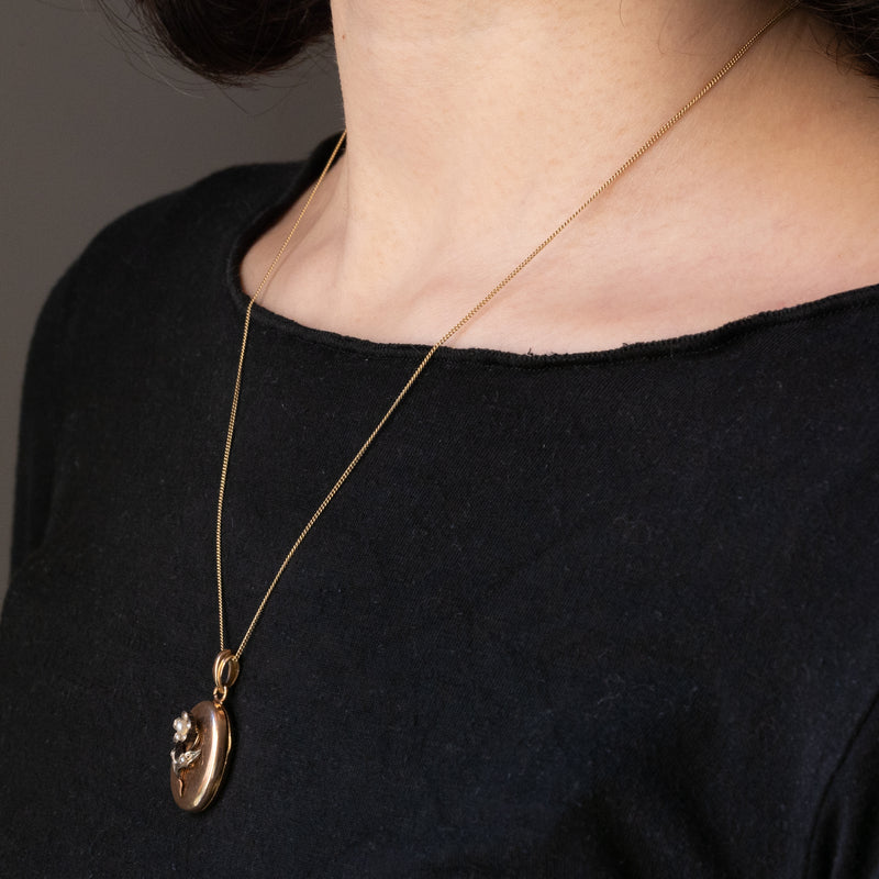 Pendente portafoto antico in oro giallo 18K con decorazione a forma di fiore in argento con perline bianche, primi del ‘900