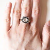 Vintage-Ring im antiken Stil aus 18 Karat Gold und Silber mit einem zentralen Diamanten im Rosenschliff (ca. 2.20 ct) und Diamanten im Rosettenschliff