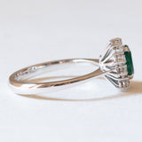 Vintage Gänseblümchen-Ring aus 18 Karat Weißgold mit Smaragd (ca. 0.50 Karat) und Diamanten (ca. 0.30 Karat), 60er