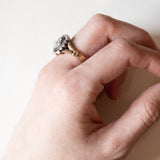 Vintage-Ring im antiken Stil aus 18 Karat Gold und Silber mit einem zentralen Diamanten im Rosenschliff (ca. 2.20 ct) und Diamanten im Rosettenschliff
