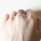 Vintage-Ring im antiken Stil aus 18 Karat Gold und Silber mit einem zentralen Diamanten im Brillantschliff (ca. 0.30 ct) und Diamanten im Rosettenschliff