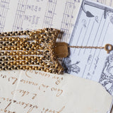 Pulsera antigua de oro de 18 quilates con camafeo de concha, principios del siglo XX.