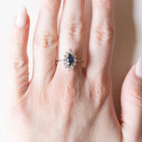 Vintage Gänseblümchenring aus 18 Karat Weißgold mit Saphir (ca. 0.25 ct) und Diamanten (ca. 0.24 ctw), 60er/70er Jahre