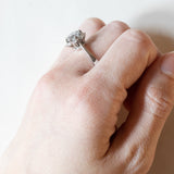 Vintage Gänseblümchenring aus 18 Karat Weißgold mit Diamanten (Mitte ca. 1.55 ct), 70er/80er Jahre