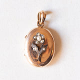 Pendente portafoto antico in oro giallo 18K con decorazione a forma di fiore in argento con perline bianche, primi del ‘900