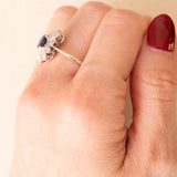 Anello vintage a margherita in oro bianco 18K con zaffiro (0.50ct ca.) e diamanti (0.30ctw ca.), anni ‘60