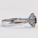 Vintage Gänseblümchenring aus 18 Karat Weißgold mit Saphir (ca. 0.35 ct) und Diamanten (ca. 0.15 ctw), 60er/70er Jahre