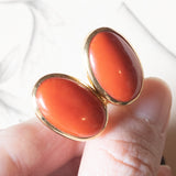 Vintage Ohrringe aus 18 Karat Gelbgold mit orangefarbener Koralle, 50er/60er Jahre