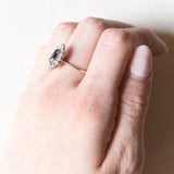 Vintage Gänseblümchenring aus 18 Karat Weißgold mit Saphir (ca. 0.25 ct) und Diamanten (ca. 0.24 ctw), 60er/70er Jahre