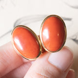 Vintage Ohrringe aus 18 Karat Gelbgold mit orangefarbener Koralle, 50er/60er Jahre