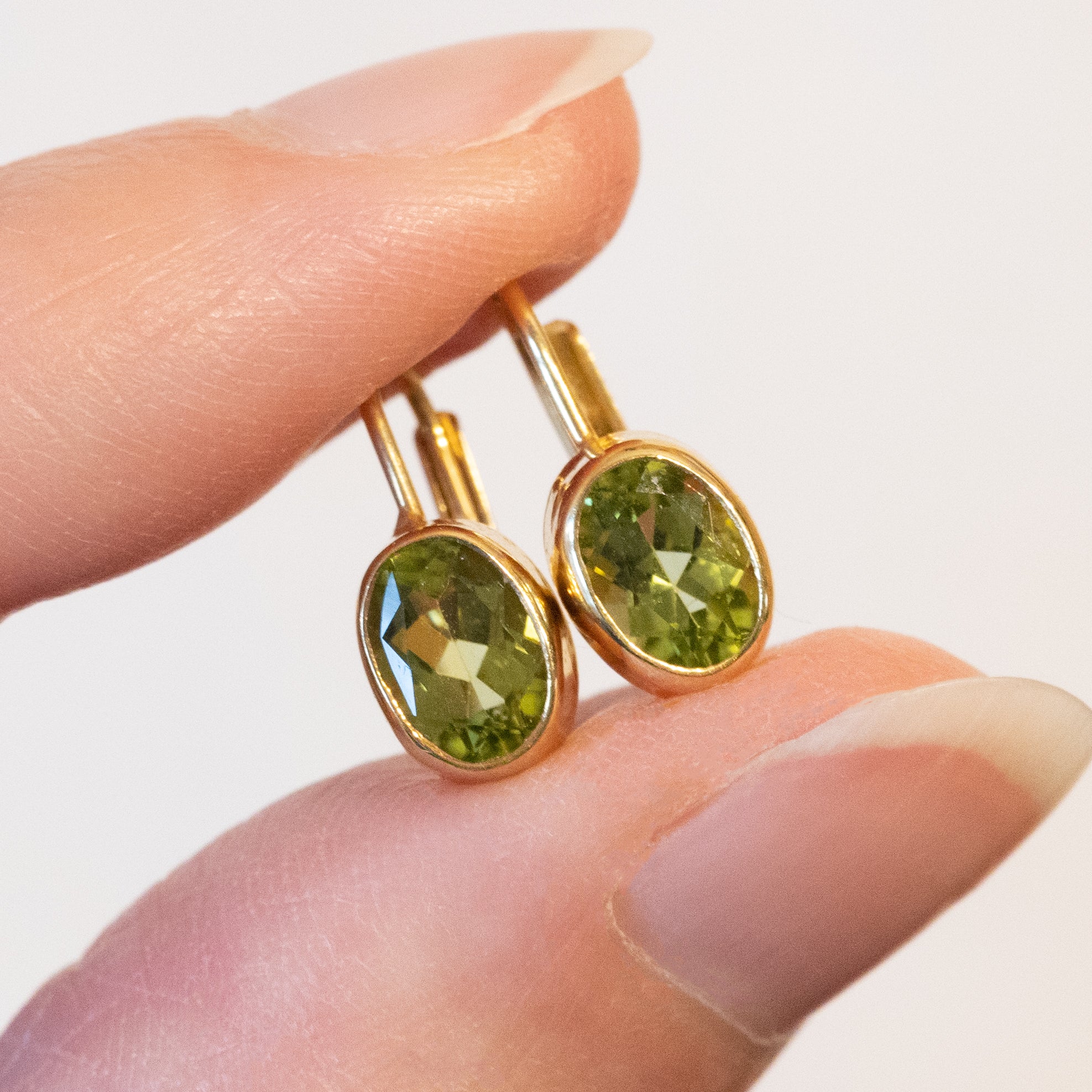 Orecchini vintage in oro 8K con peridoti, anni ‘60/‘70 – Antichità Galliera