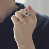 Vintage 14K white gold daisy ring with sapphire (1.10ct approx.) And diamonds (0.48ctw approx.), 60s / 70s