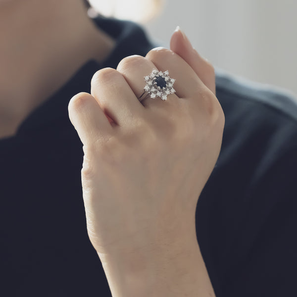 Vintage 14K white gold daisy ring with sapphire (approx.1.10ct) and diamonds (approx.0.48ctw), 1960s / 1970s